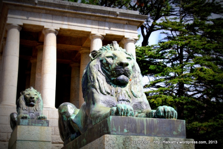 Ohhh, these bronze lions sure are magnificent!